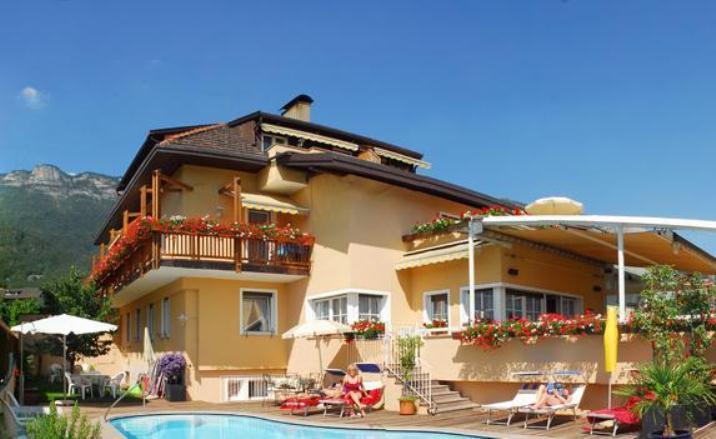 Pension Aurora Appiano Sulla Strada Del Vino Luaran gambar